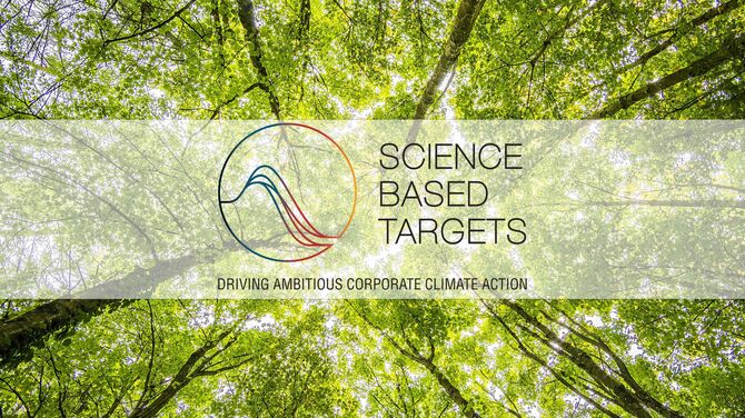 El logotipo de la iniciativa Science Based Targets delante de varias copas de árboles verdes.