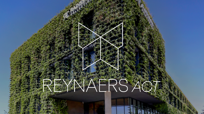 Logotipo de Reynaers Act frente a un edificio con fachada cubierta de plantas, estilo jardín vertical.