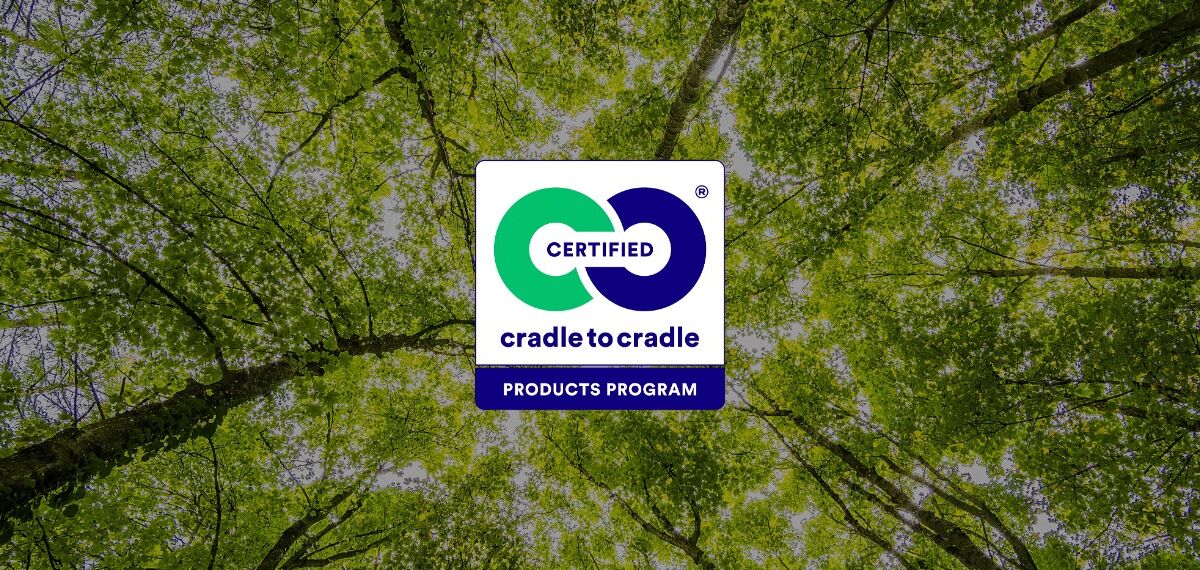 Logotipo Cradle to Cradle en bronce sobre fondo verde