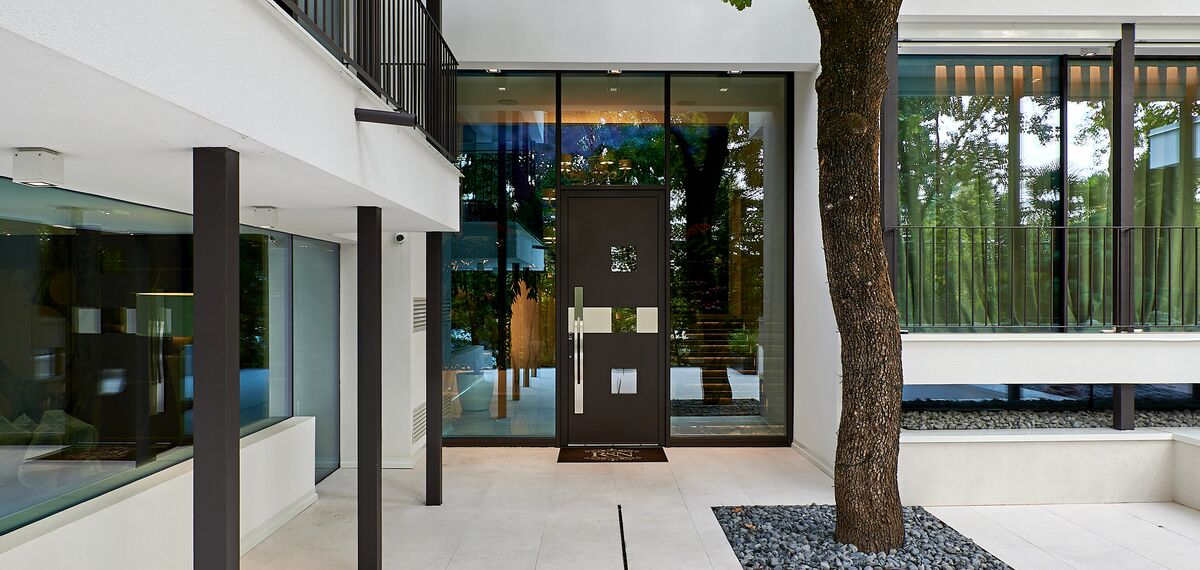 Puerta frontal de aluminio.