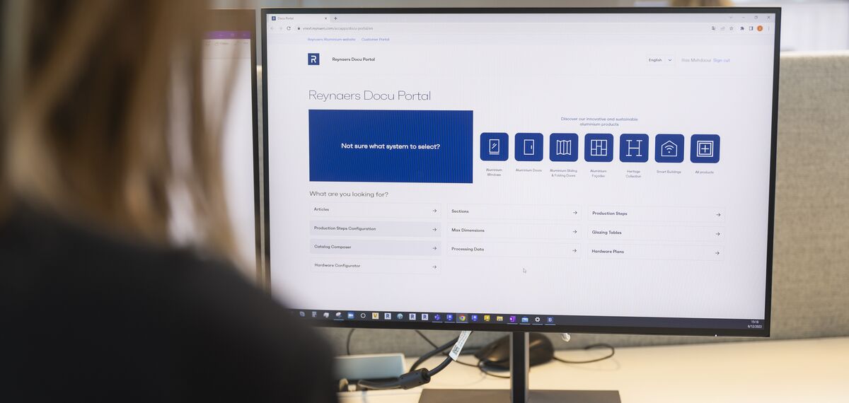 Usuaria interactuando con la interfaz fácil de usar de Docu Portal