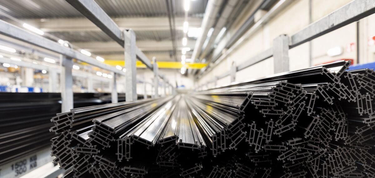 Pletina térmica sintética apilada en chasis de hierro en un almacén.