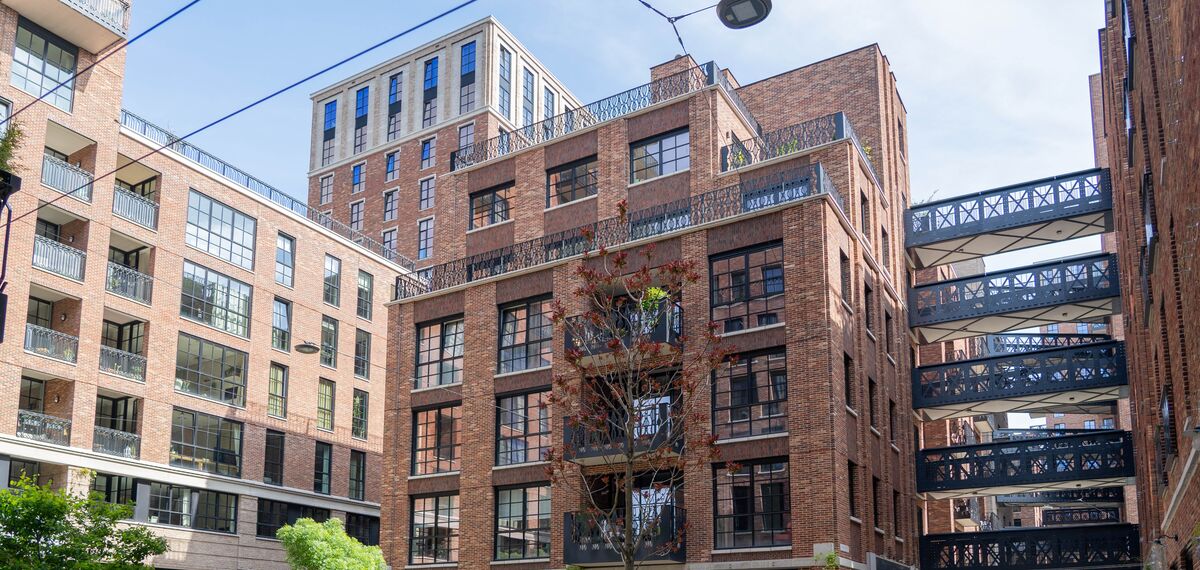 Edificio de ladrillo y acero en un barrio moderno de ciudad.
