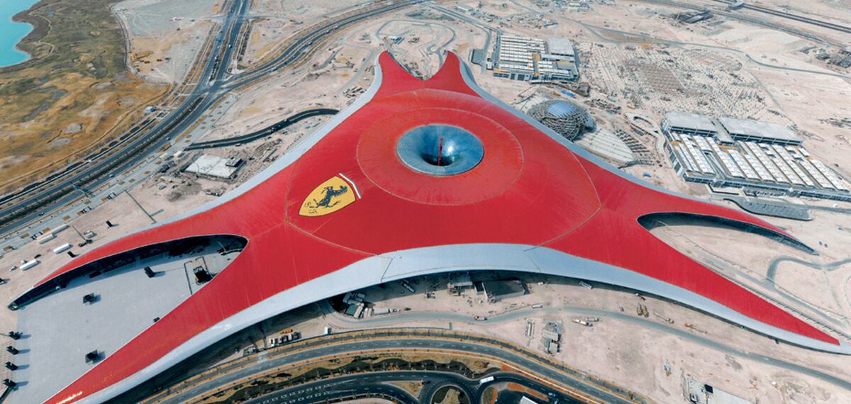 ConceptWall 86 Muros cortina - Race track Ferrari World Abu Dhabi situado en Abu Dhabi, Emiratos Árabes Unidos