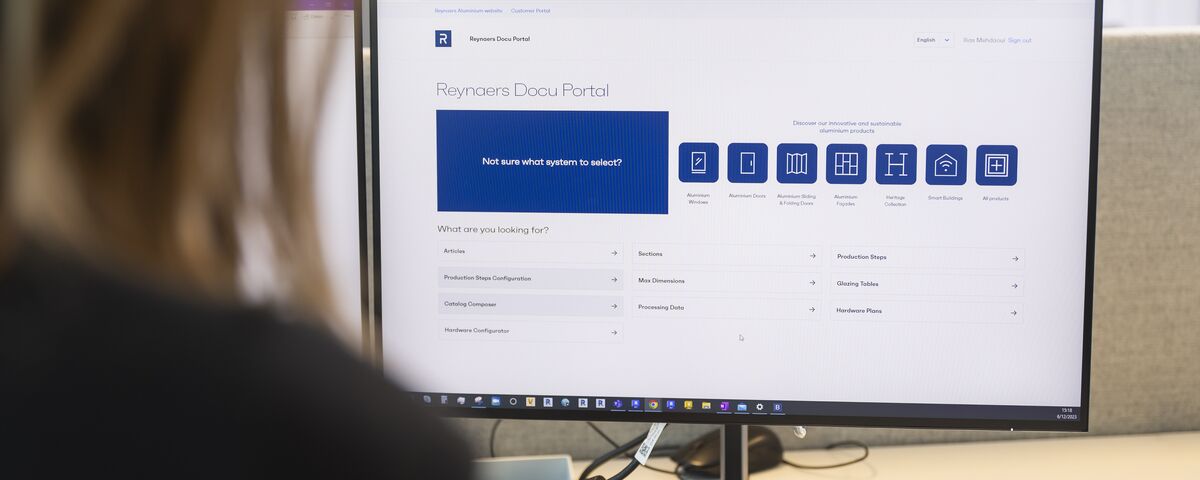 Usuaria interactuando con la interfaz fácil de usar de Docu Portal