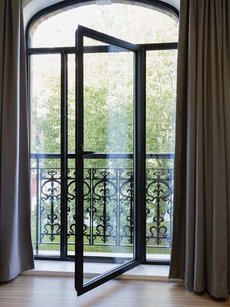 Puerta balconera SlimLine 38 de apertura de balcón francés.
