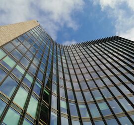 Edificio de oficinas de color bronce, con Element Façades.