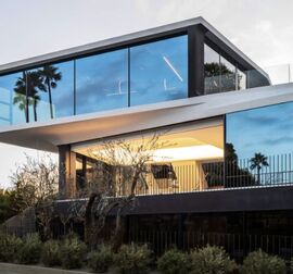 Casa moderna con grandes ventanas de Reynaers Aluminium y un diseño elegante y minimalista.