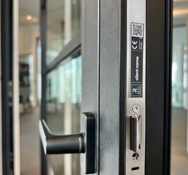 Etiqueta DigiTrace personalizada en una puerta negra.