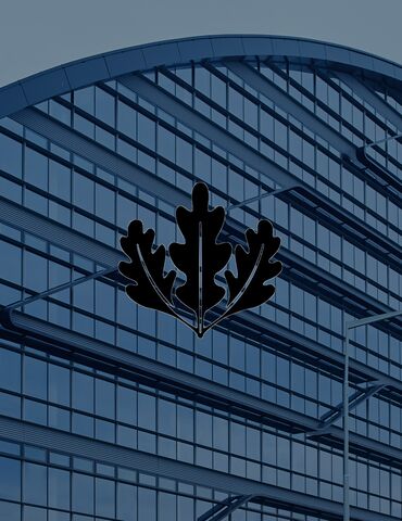 Logotipo LEED frente a un moderno edificio de oficinas.