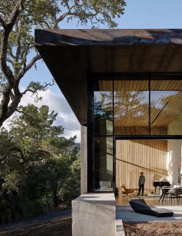 Moderna villa de hormigón en el bosque.