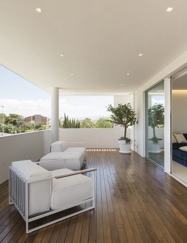 Balcón moderno con puertas correderas abiertas. Estilo minimalista.