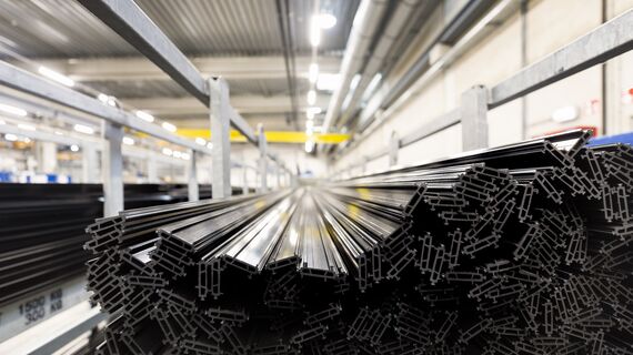 Pletina térmica sintética apilada en chasis de hierro en un almacén.