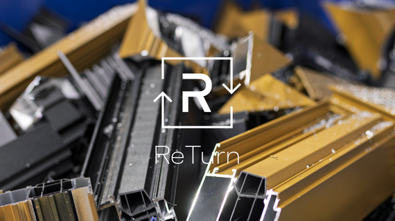 Logo de ReTurn delante de un montón de chatarra de aluminio.