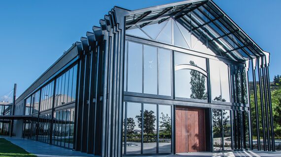 ConceptSystem 68 Ventanas y ConceptFolding 77 Puertas correderas y plegables - Recreation/Entertainment centre Quoin Rock Wine Estate situado en Stellenbosch, Sudáfrica