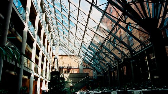 ConceptWall 50 Muros cortina - Swimming pool Monopol situado en Katowice, Polonia