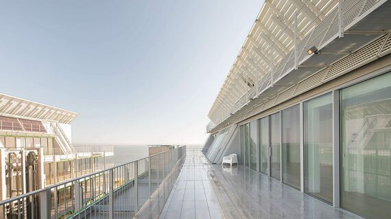 HiFinity Puertas correderas y plegables, ConceptSystem 59Pa Puertas, ConceptWall 50 Muros cortina y SlimLine 38 Ferro Ventanas - Complejo de apartamentos Prata Riverside village situado en Lisbon, Portugal