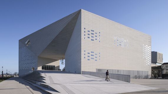 ConceptDoor 45Pa Puertas, ConceptWall 86 Muros cortina, ConceptPatio 130 Puertas correderas y plegables y ConceptWall 50 Muros cortina - Entertainment LA MÉCA situado en Bordeaux, Francia