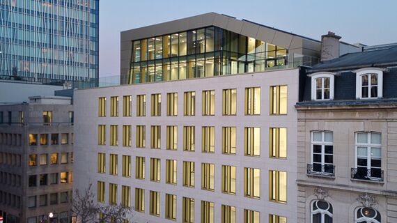 ConceptWall 50 Muros cortina y MasterLine 8 Ventanas - The First situado en Brussels, Bélgica