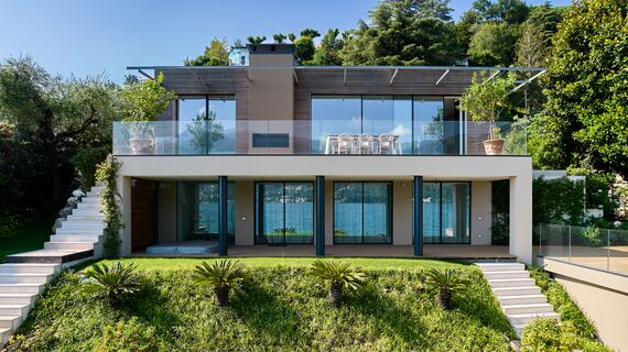 SlimLine 38 Ventanas, MasterLine 8 Puertas, HiFinity Puertas correderas y plegables, SlimPatio 68 Puertas correderas y plegables y MasterLine 8 Panel Door Puertas - Villa HiFinity Garda Lake situado en Brescia, Italia