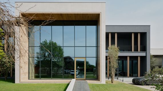 ConceptWall 50 Muros cortina, MasterLine 8 Puertas y MasterLine 8 Ventanas - Adercarta situado en Adro, Italia