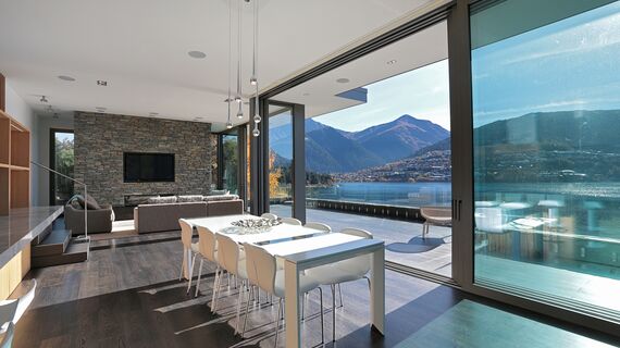 ConceptFolding 77 Puertas correderas y plegables y ConceptSystem 77 Ventanas - Lake Wakatipu House situado en Otago, Nueva Zelanda