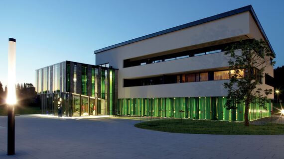 BriseSoleil 100 Protección solar - Community centre Breitenwang Community Centre situado en Breitenwang, Austria