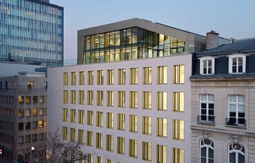 ConceptWall 50 Muros cortina y MasterLine 8 Ventanas - The First situado en Brussels, Bélgica
